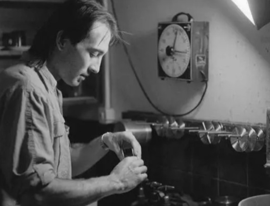 28年前《饥饿的苏丹》轰动世界,被秃鹰凝视的小女孩,后来如何?