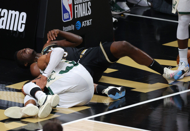 字母哥躺在地板上时一直用手牢牢捂着自己受伤的膝盖,可见有多疼.