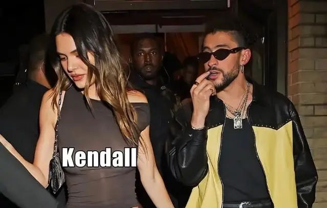 詹娜与新男友旁若无人热吻,深夜约会近乎赤身,颜值高身材傲人