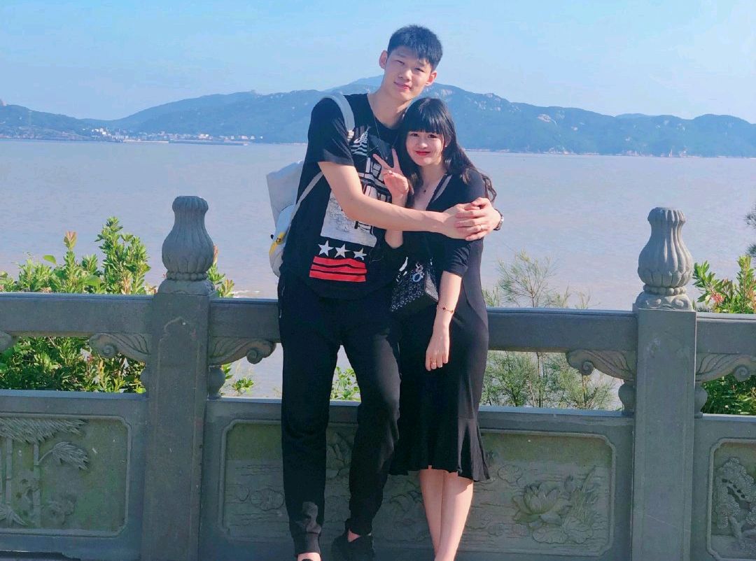 挺意外!cba名将有望获mvp 22岁结婚 妻子颜值出众 2儿子令人期待