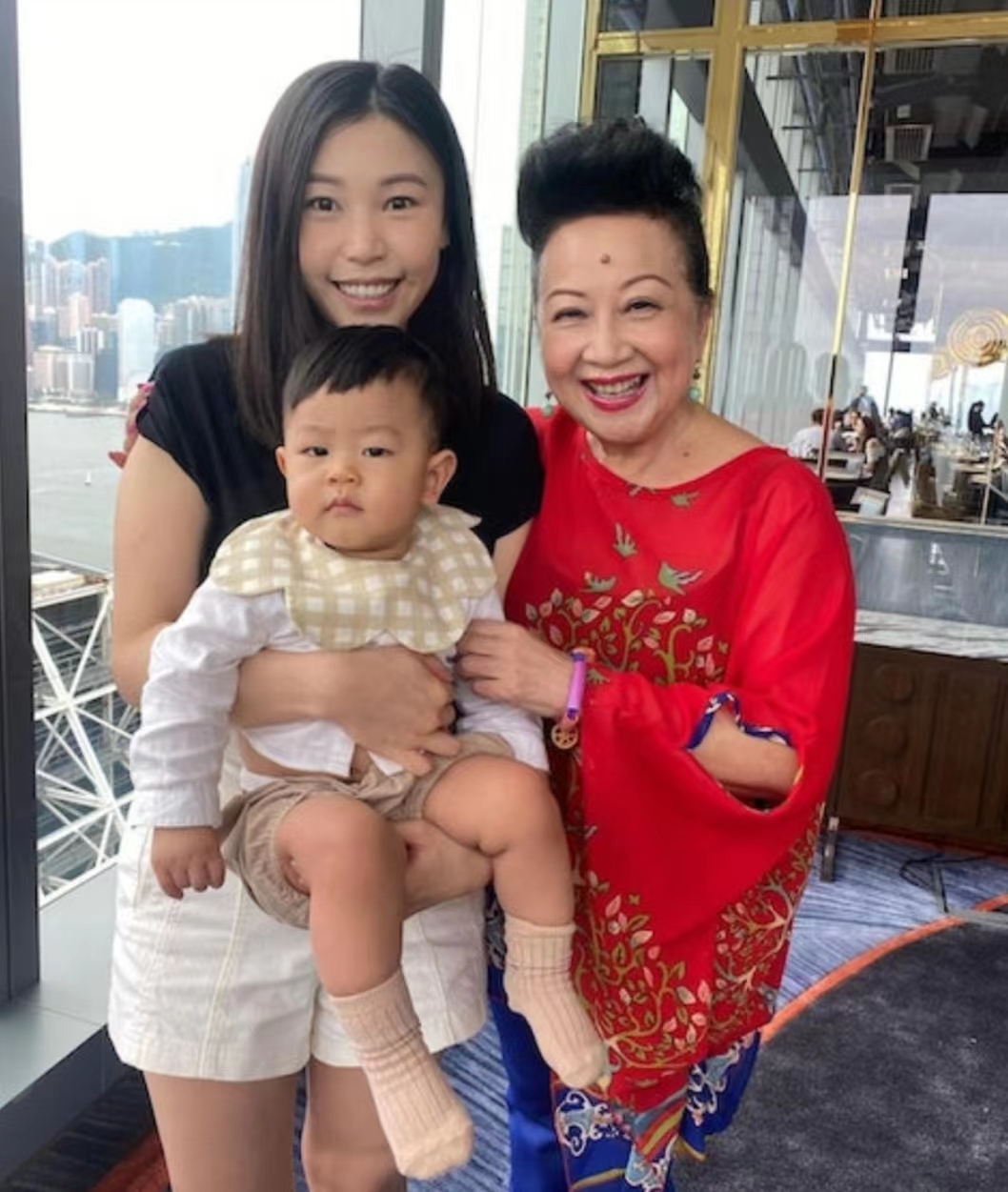 三代同堂!薛家燕为2岁孙子庆生,独自带大儿女更赠豪宅娶儿媳