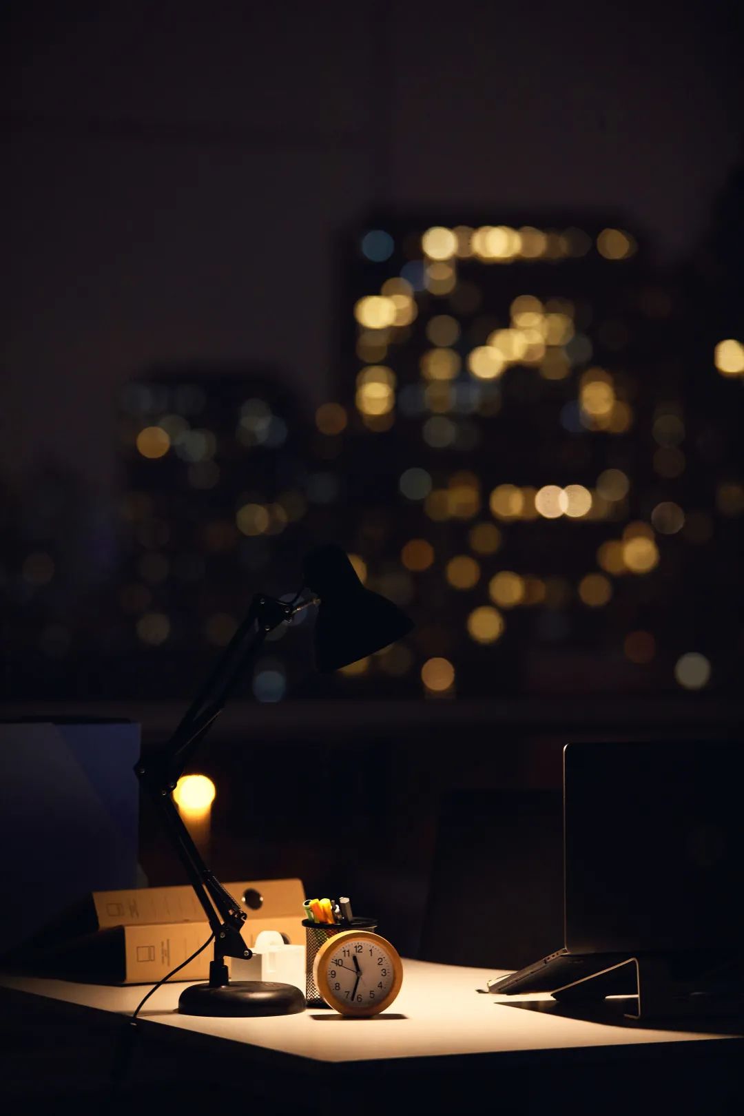 梁晓声:这里的"人世间",有更多关于年轻人的尘埃与憧憬|此刻夜读