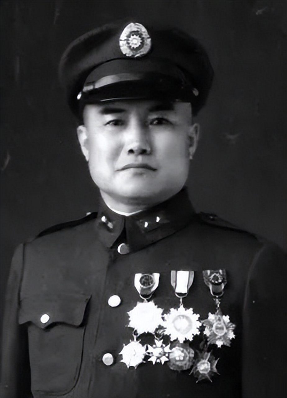 "  周福成,辽宁沈阳人,从保定陆军军官学院(于1923年停办),对于