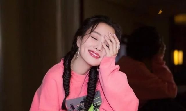 李小璐撞脸助理李桃 这位助理也是大有来头