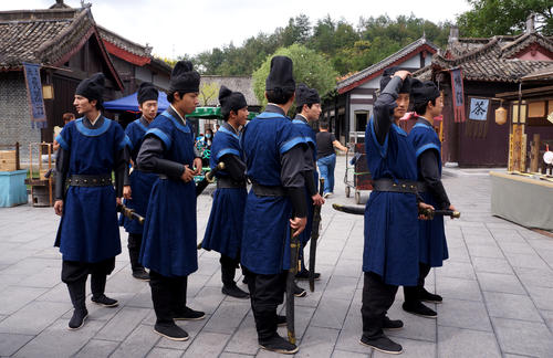 古代女囚发配千里,官差们为何抢着押送?比男囚多3点好处