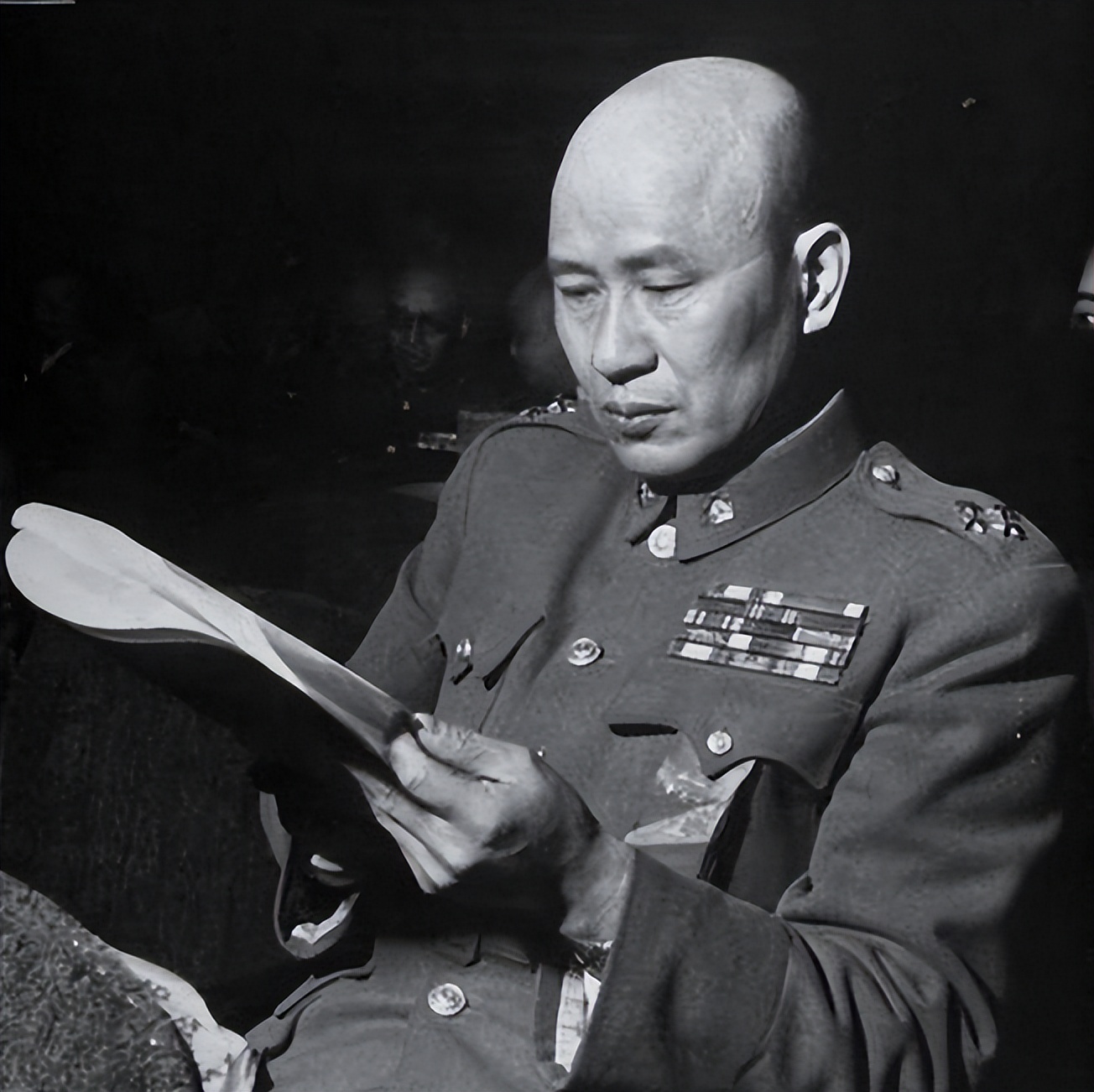 马佩璋得知丈夫白崇禧出轨生下私生子后,冷静问:你打算怎么处理