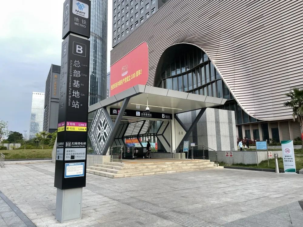 南宁最哇塞的地铁站一出站就是国际感