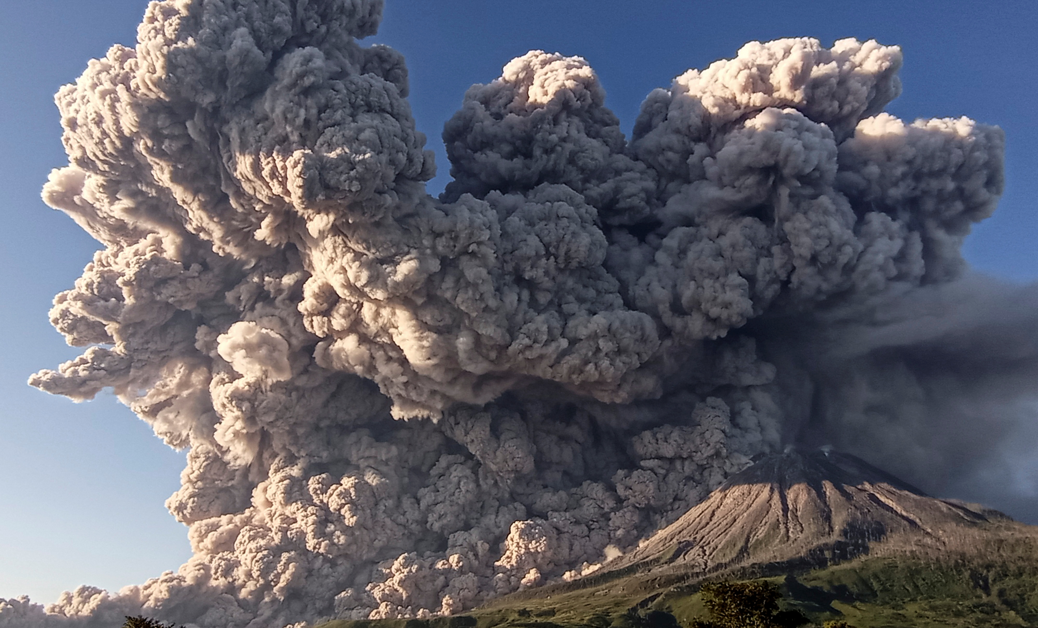 喷发中的锡纳朋火山
