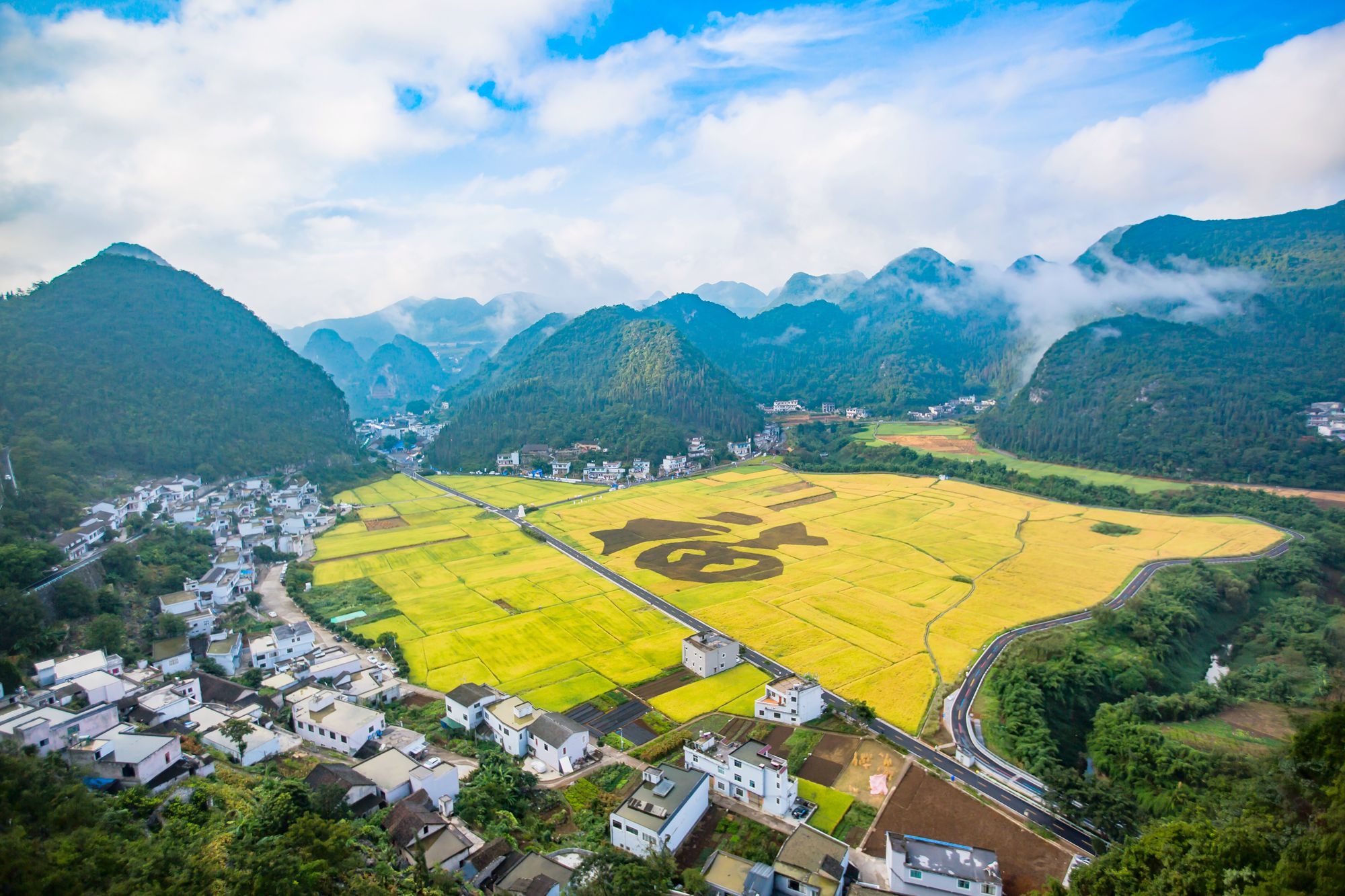 贵州兴义万峰林,磅礴数千里,航拍风景如画,看后让人叹为观止