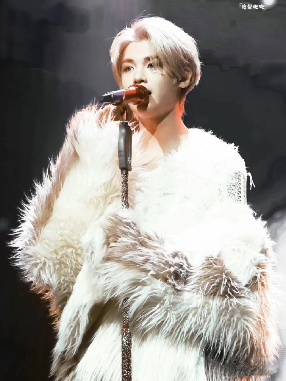 【基本介绍】 姓名:黄明昊(justin) 出生日期:2002年2月19日 出生地