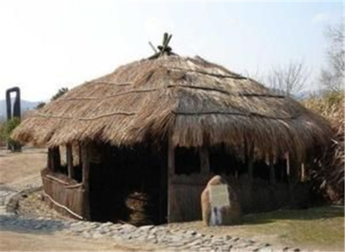 古代房屋窗户都是纸糊的,一捅就破的纸,为何不怕刮风下雨?