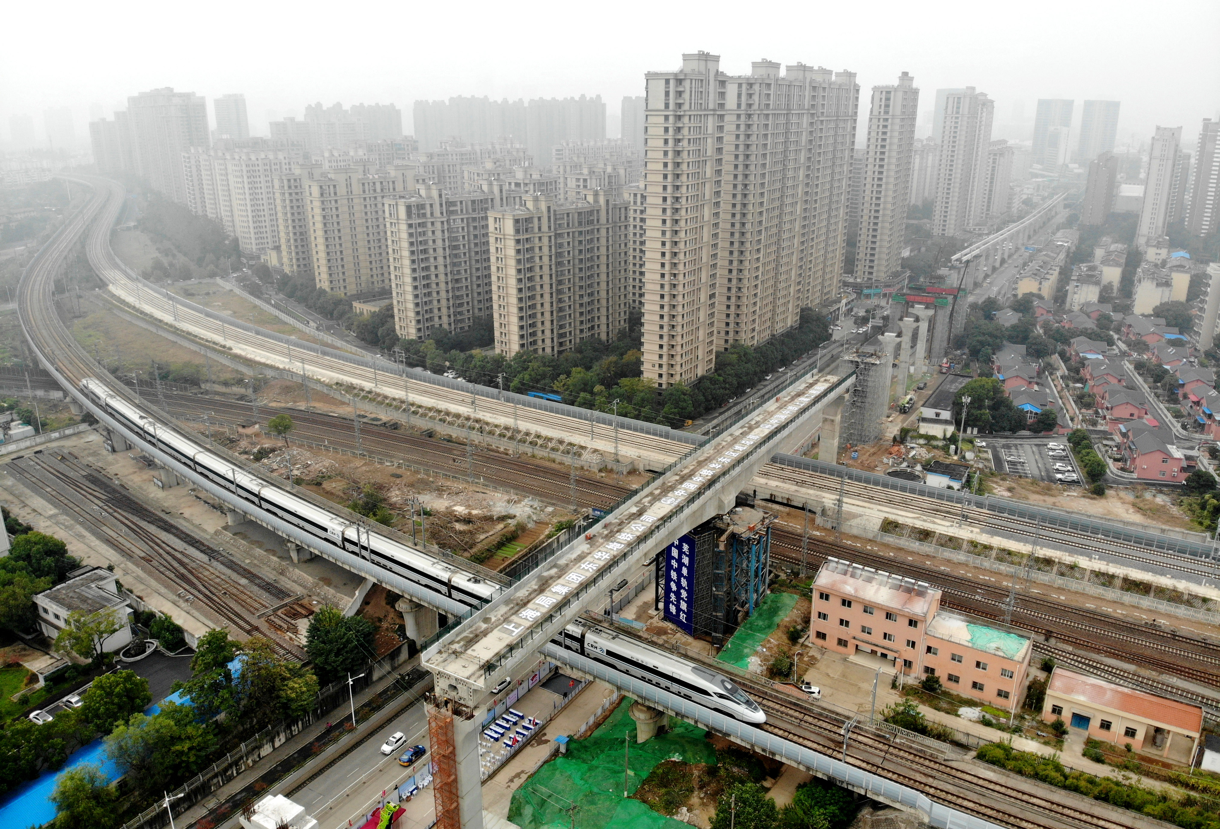安徽芜湖:轨道交通2号线上跨多条铁路转体梁成功转体