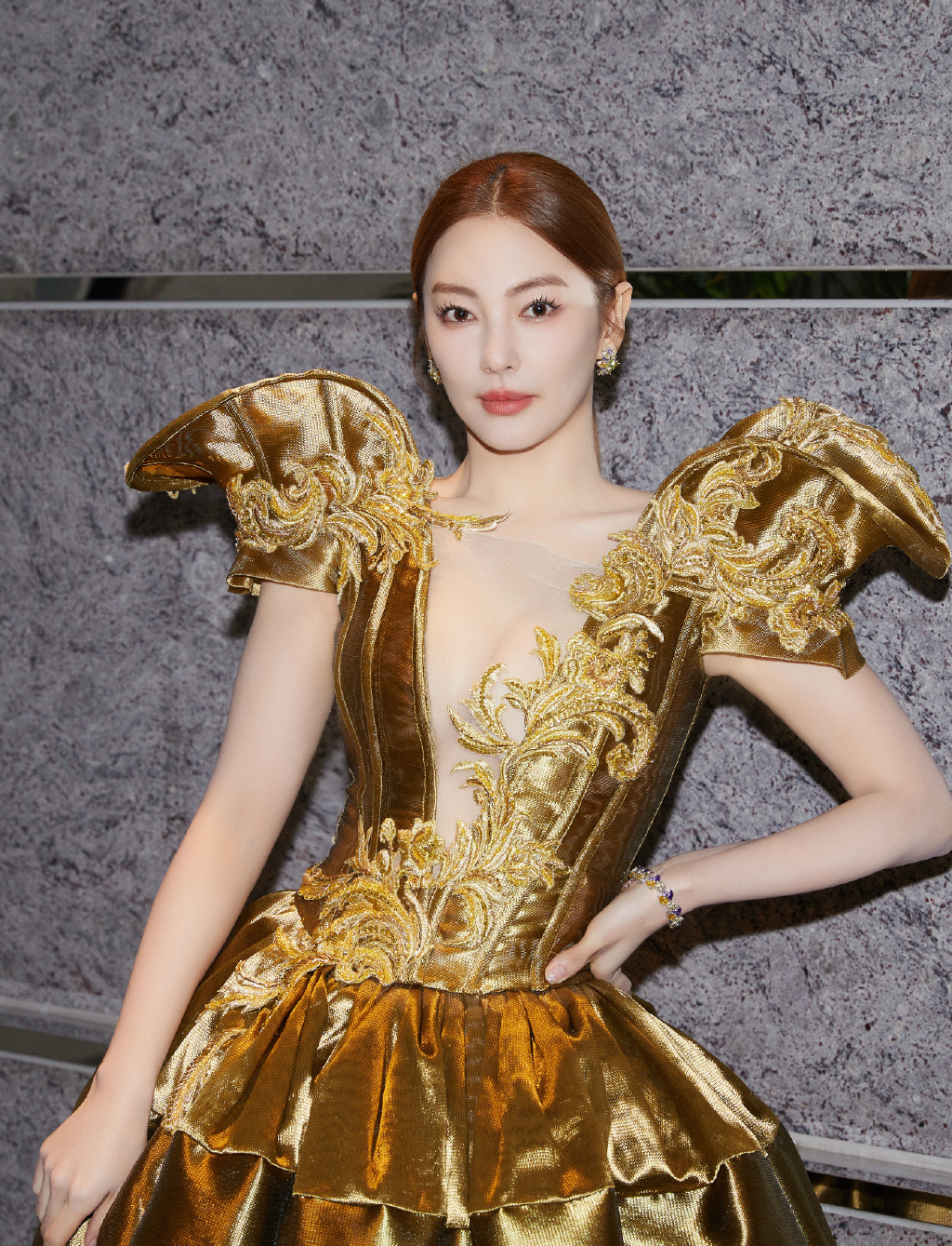 张雨绮真"招摇",一袭金色礼服华丽高级,穿出了老娘最美的风范