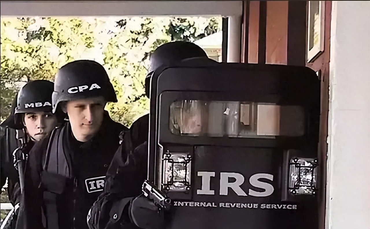 美国国税局特工杀死同事:去年才立法允许他们拥有警察级别的火力