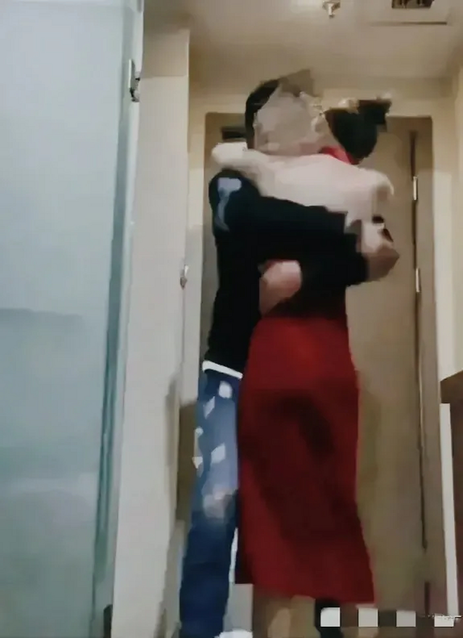 近日江苏一丈夫实名举报自己妻子女销售出轨,两年多内和20名男子有不