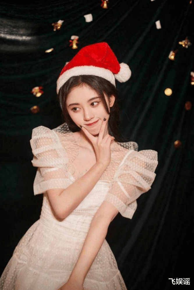 鞠婧祎黑发红唇,港风复古美人立现