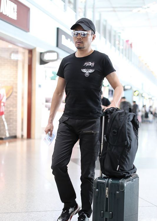 张涵予肌肉线条突出,硬汉身材惹眼张扬,穿休闲裤更有随性范