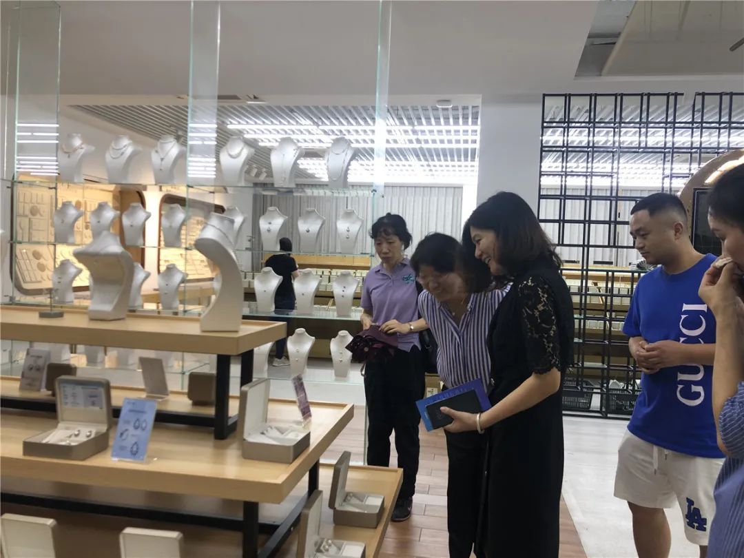 市妇联主席袁乐赴诸暨市开展"三服务"活动