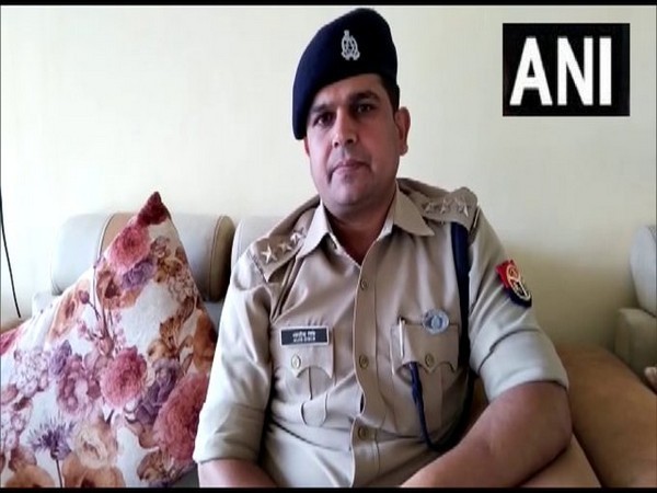 印度女子上吊自杀,丈夫冷眼旁观不施救,站在一旁全程录像