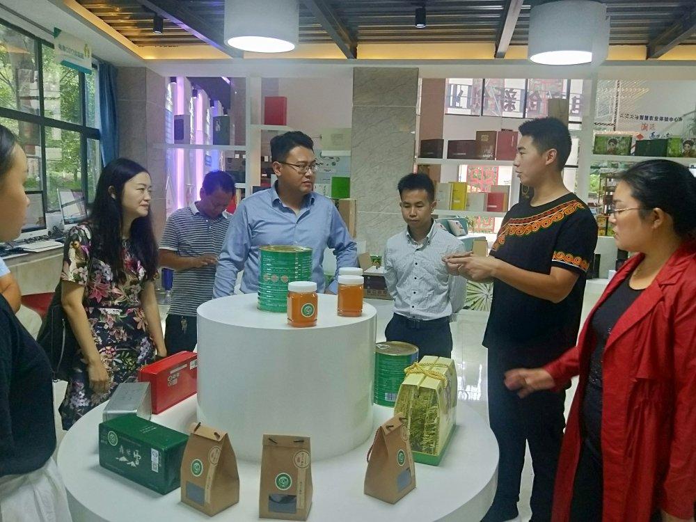 山东凤岐茶社到我县电商创新创业中心开展产业扶贫调研