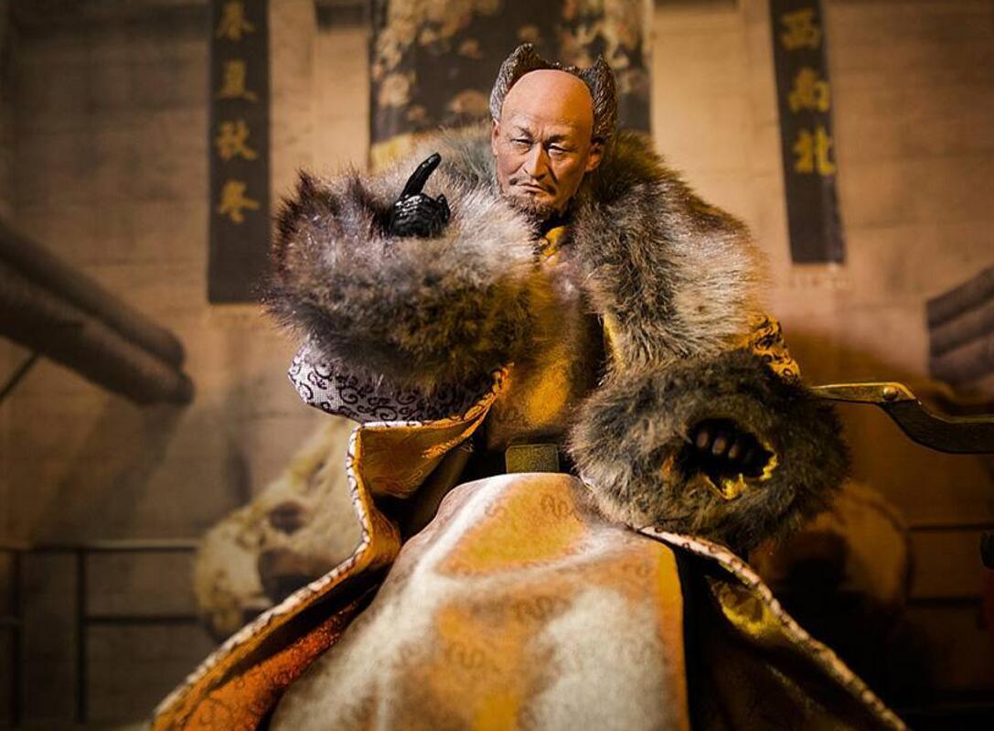 更令人惊讶的是,梁家辉还扮演了电影《智取威虎山》中的"座山雕"一角