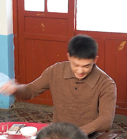 太敬业!吴磊用瓶子砸头 超强爆发力炸裂瞬间震惊网友