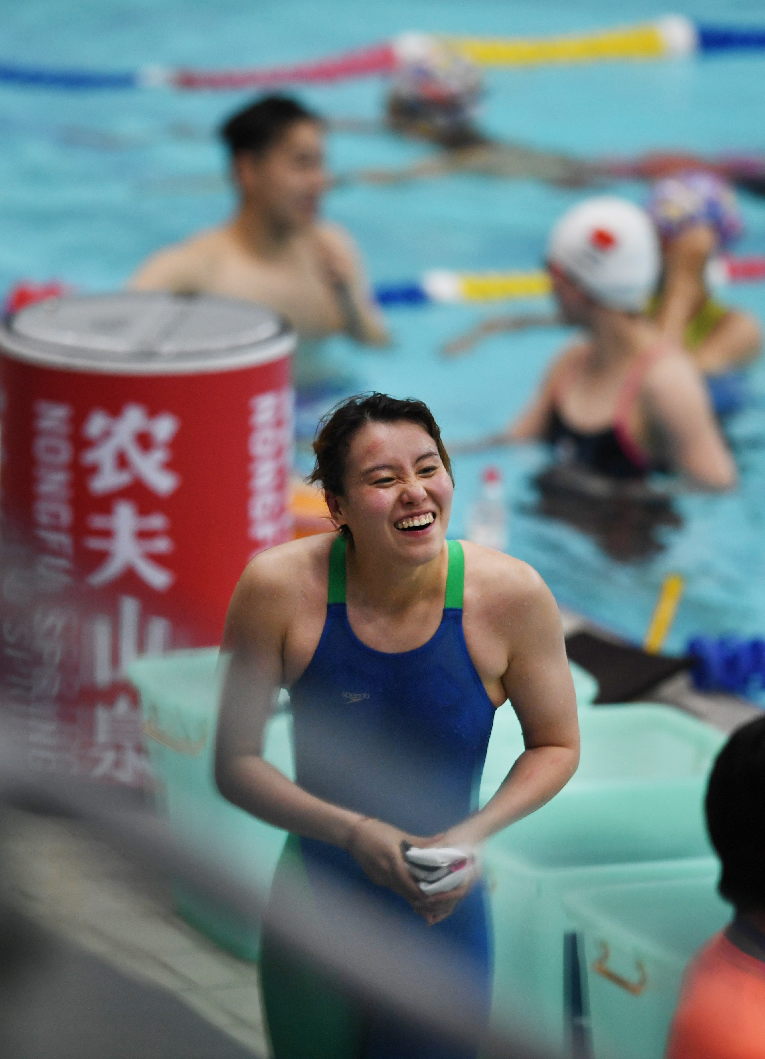 游泳的女人很漂亮图片