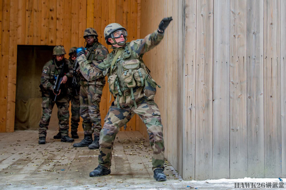 图说:法国陆军城市行动培训中心 墙壁覆盖木板 满足实弹射击需要