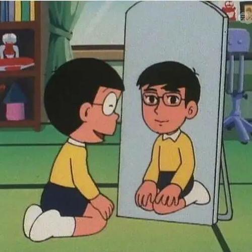 人在镜子中看到自己与在照相机中拍到的自己,哪个是真实的自己?