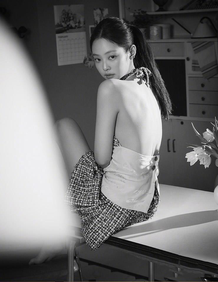 jennie金智妮拍火辣写真,光脚丫坐在餐桌上面,大美背露得好高级