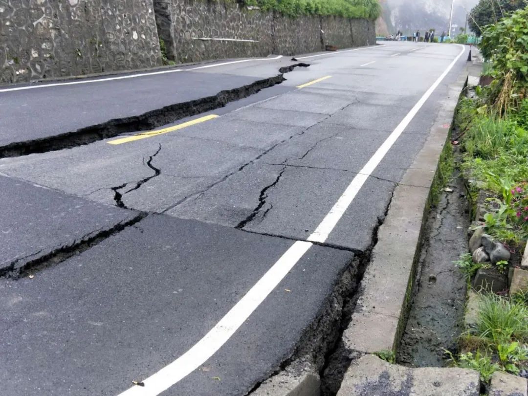 路面沉降!道路半幅塌陷!安康这两段路交通封闭!