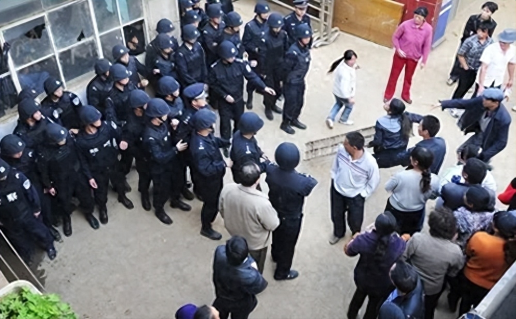 17岁小伙吃路边摊被城管殴打!抢救无效死亡,事后发现:打错人了