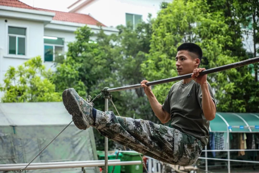 武警练单杠图片