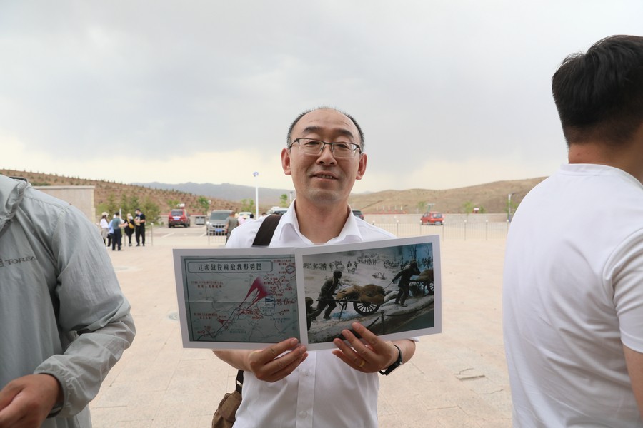 展示“百年足迹”的历史图片  记者 张杨摄影