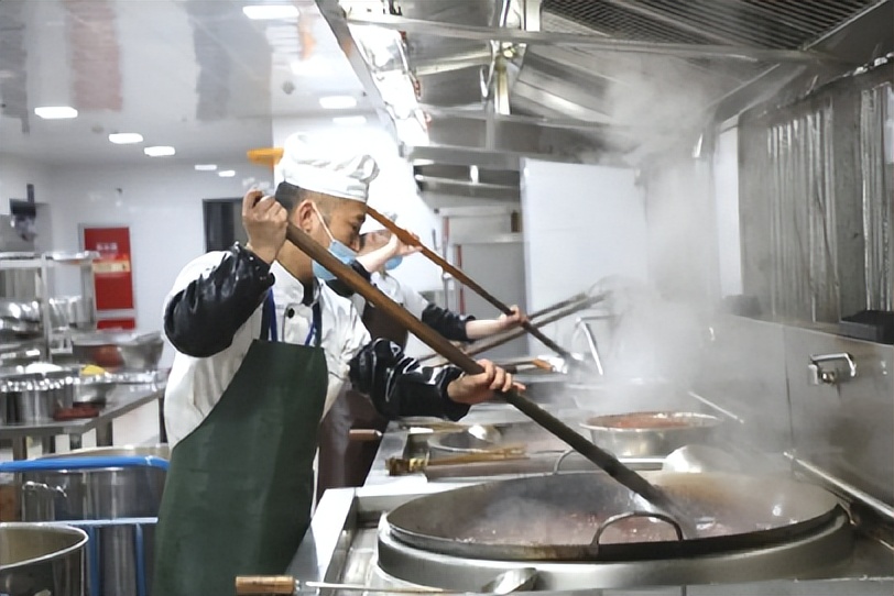 在食堂开工前,还要对每一个后厨工作人员进行"三检",除了测体温,看有