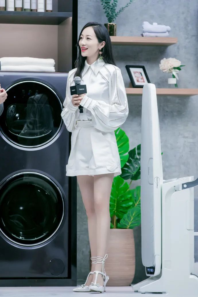 韩雪这腿真不是p的吗?穿白色短裤套装,一点多余赘肉都没有