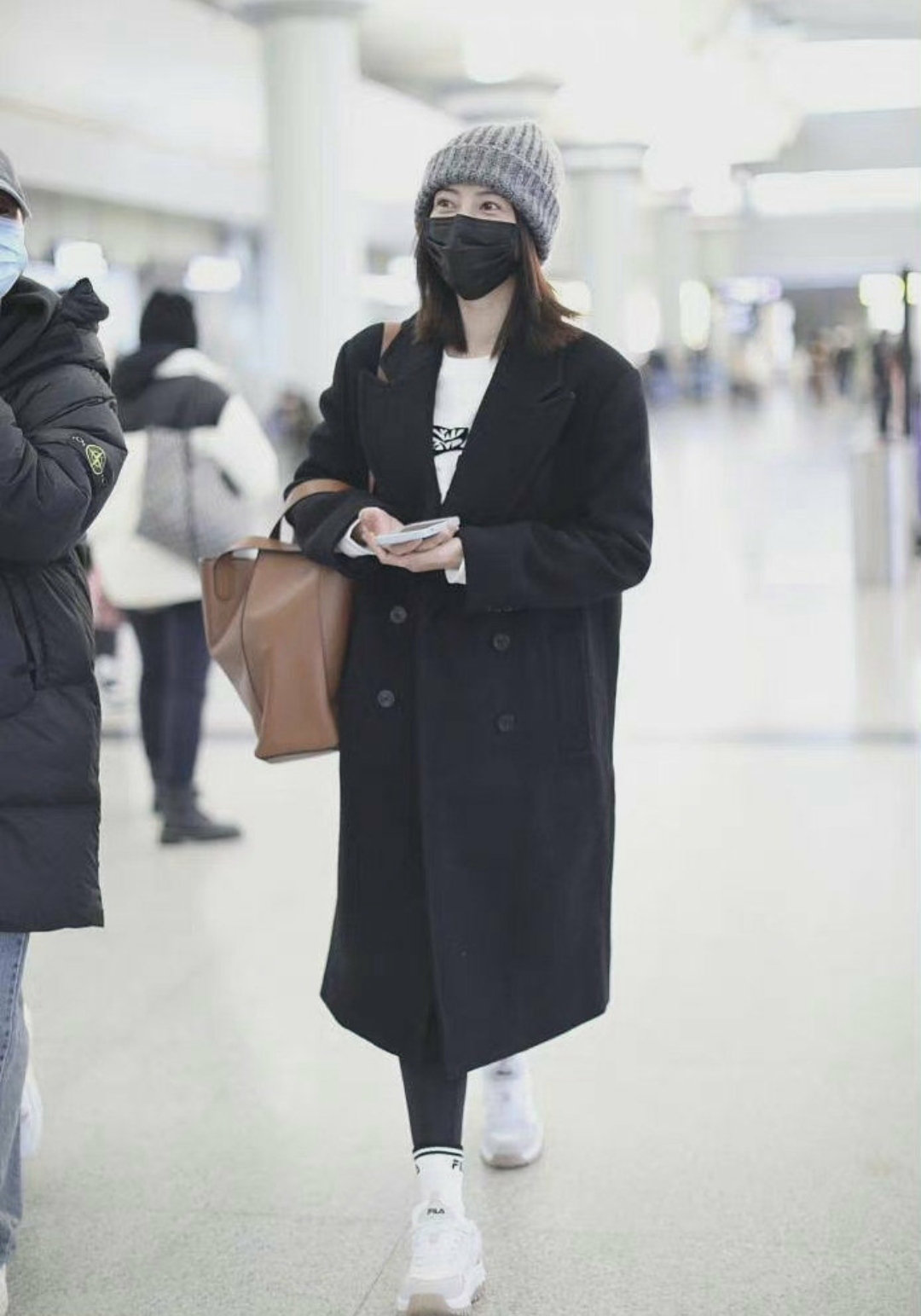 高圆圆衣品了得,一件黑大衣连穿3次不重样,配红色长裙太惊艳了