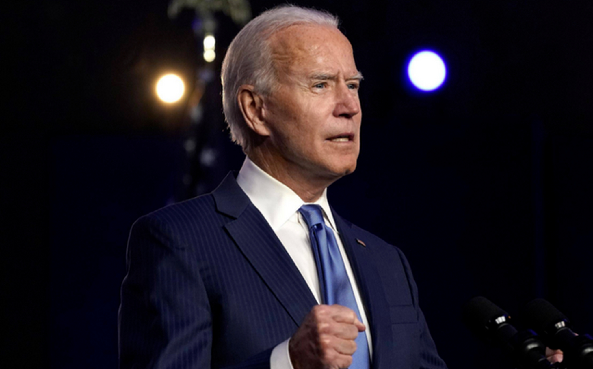 近日,美国最高法院裁定拜登提出的学生贷款减免计划违宪一事,在西方