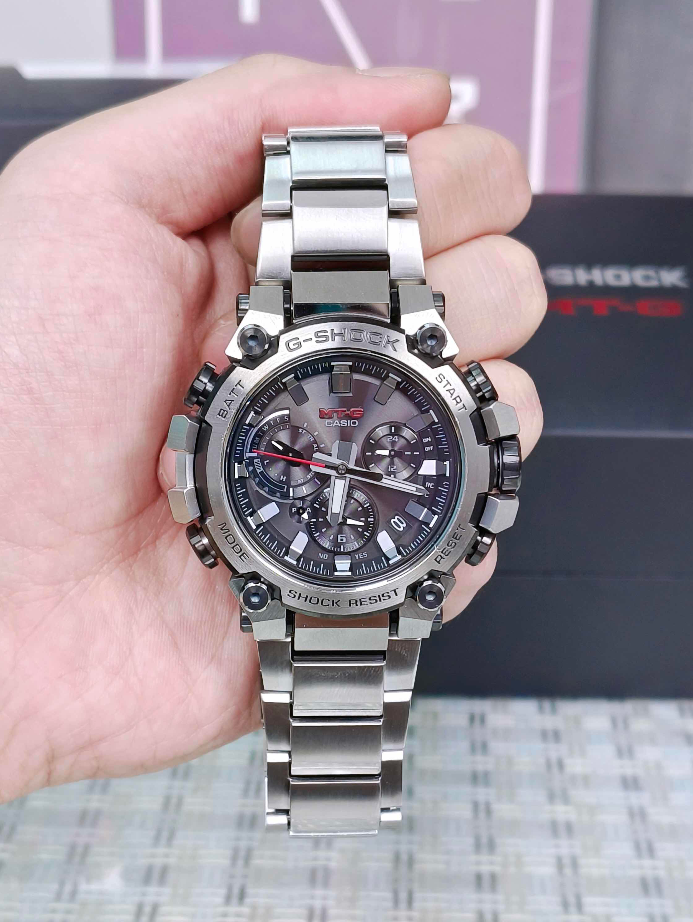 卡西欧 mtg-b3000系列时尚腕表,采用碳纤维材质,轻盈舒适度高