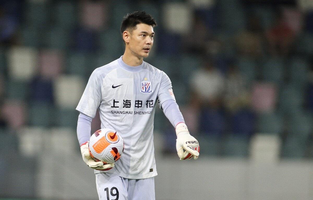 申花的门将回归后,已经让马镇在替补席上,完全占据了绝对的优势