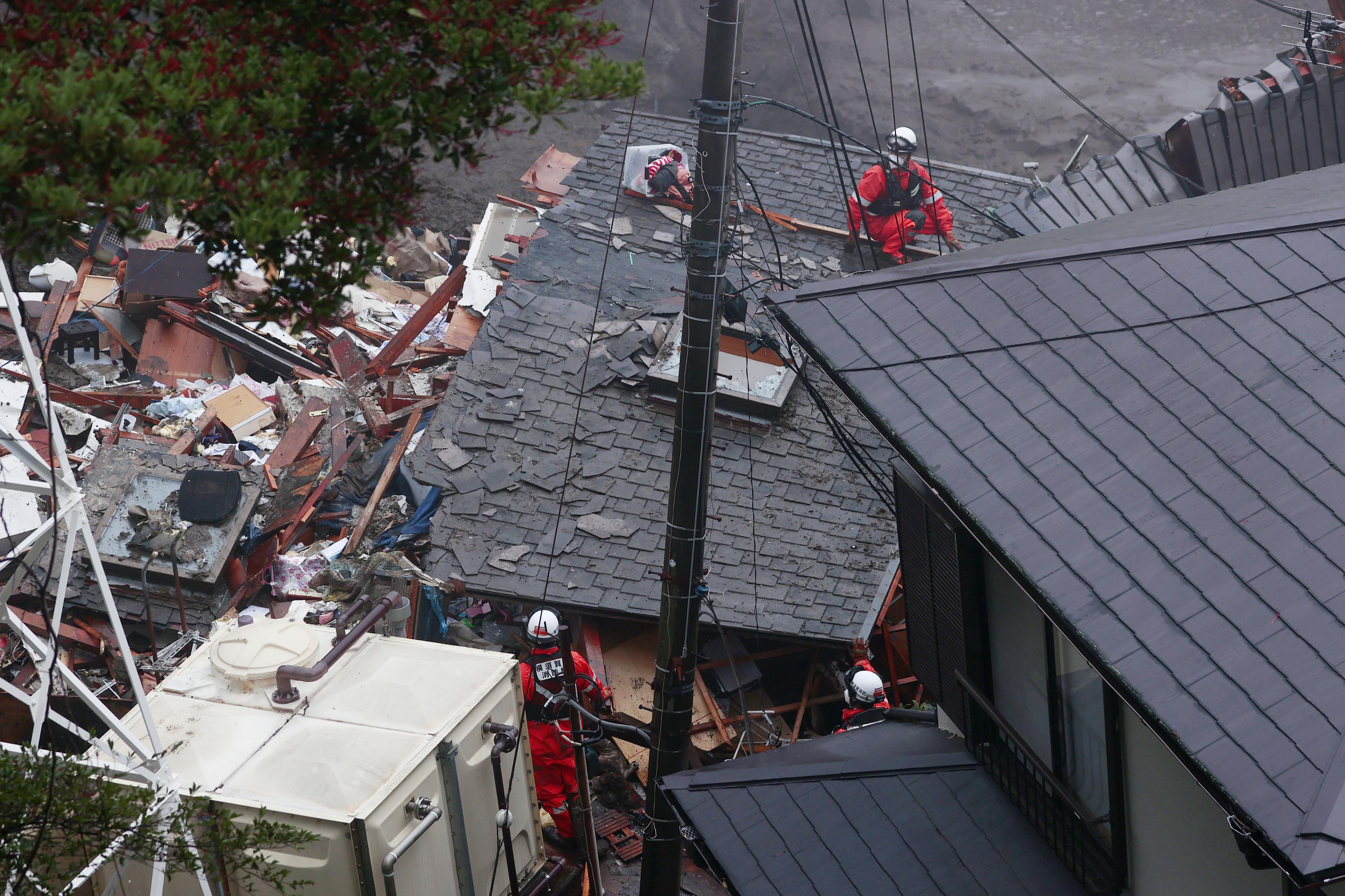 日本热海市泥石流灾后救援艰难进行 约20人仍下落不明