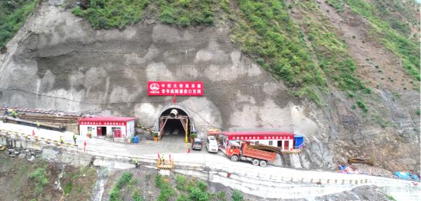 武九高速老爷庙隧道顺利贯通