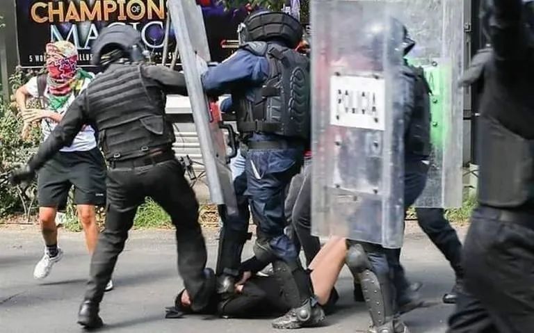 推荐美国使馆门口发生悲惨一幕！16岁抗议女孩跌倒后，警察竟朝她脸上猛踹