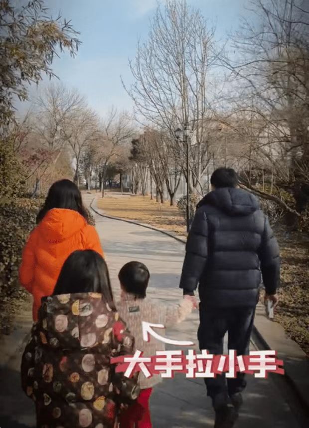 黃磊一家五口同框,小兒子撞臉劉昊然,9歲二女兒紅色指甲搶眼