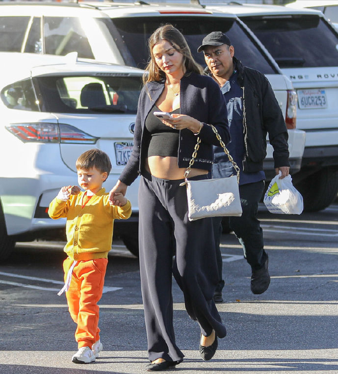 标题美妈米兰达可儿五个月孕肚秀携儿出街光肚皮惊艳无比