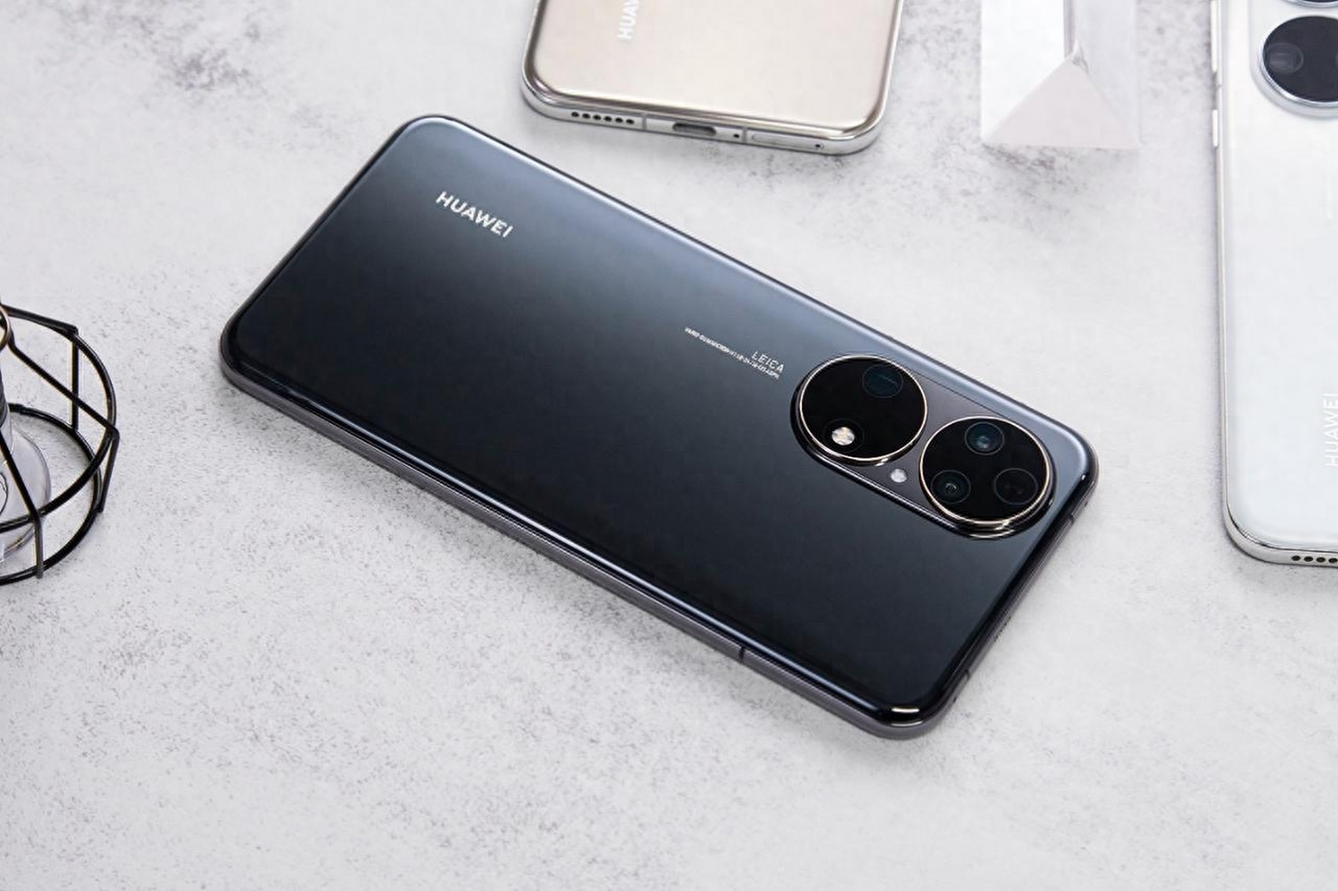 拥有ip68等级防尘防水,搭载鸿蒙os,拥有50倍变焦的华为p50e手机上时