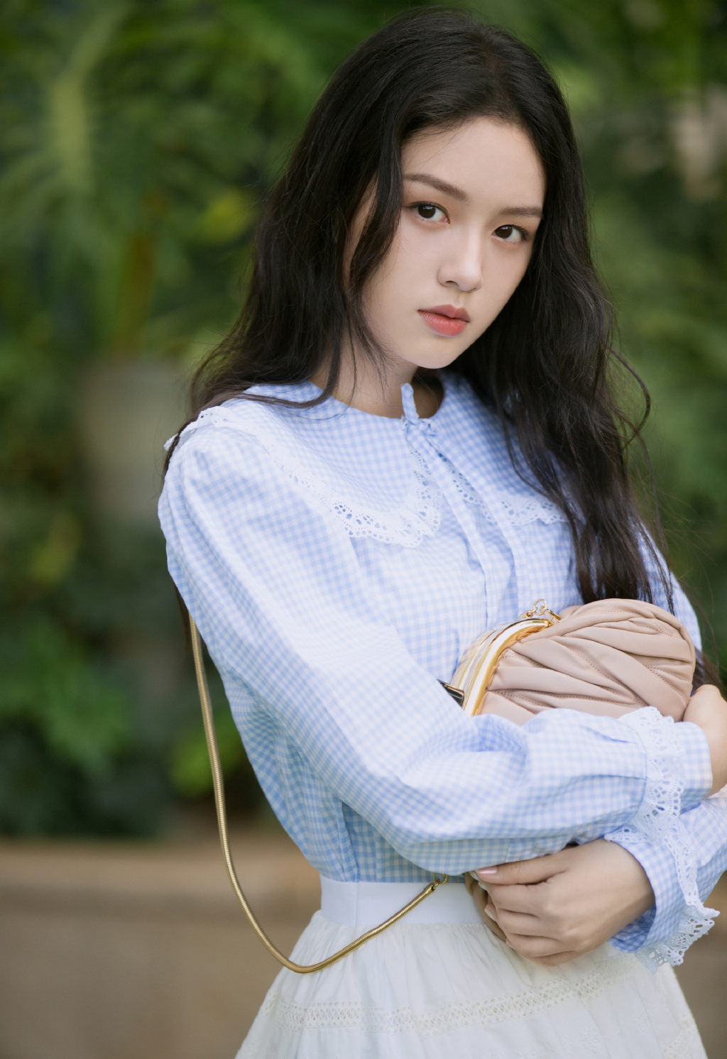周也钱没白花,穿7千6的格纹衬衫配1万5的伞裙,清纯又甜美