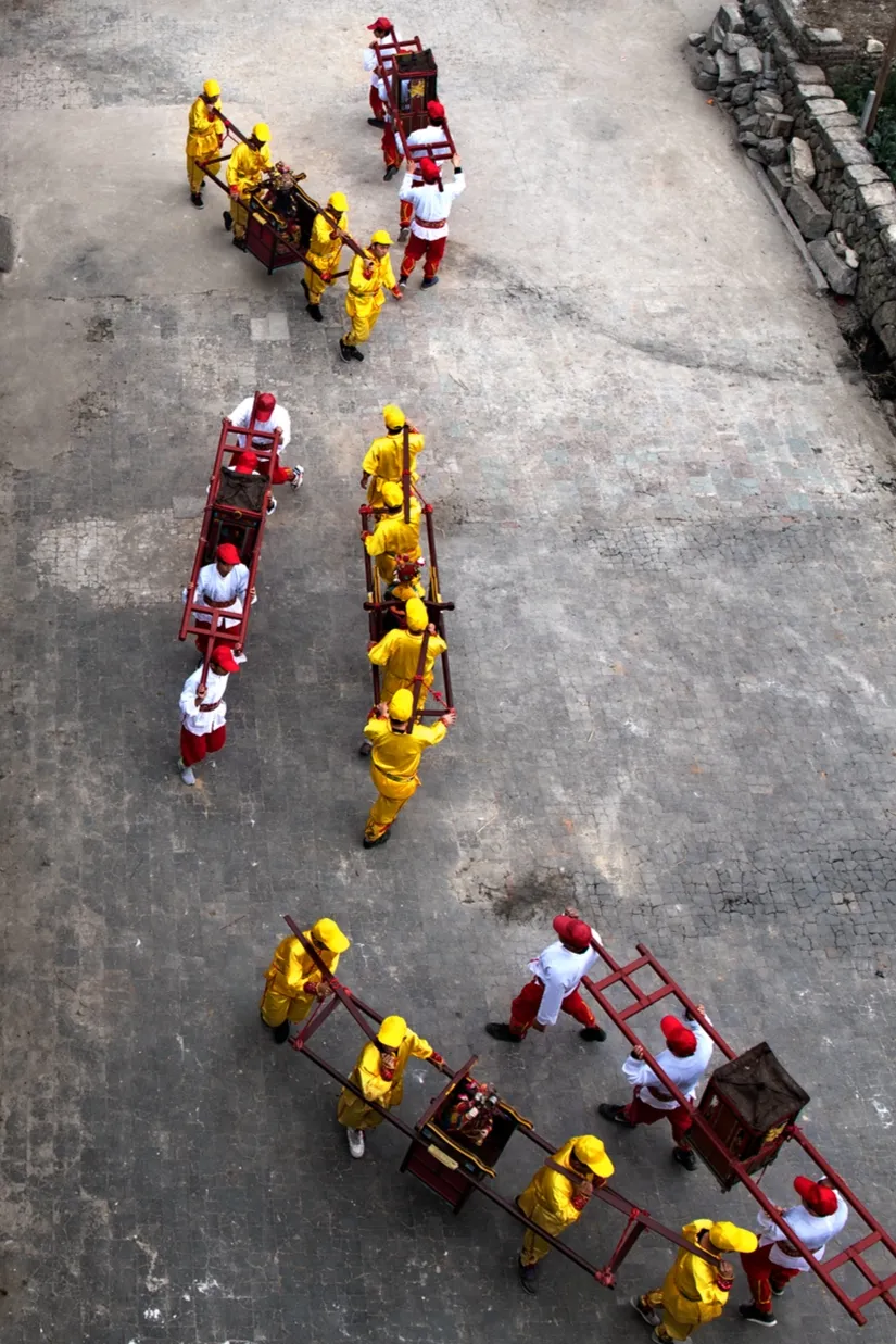 抬轿跳火(摄影/方奋强)转摆棕轿(摄影/蔡昊)有抬着棕轿跳过烈火有摆着