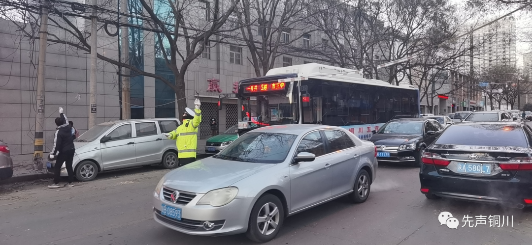 铜川第一线当时正值高峰时段,垂落的缆绳不但"拦腰"挡停了公交车等