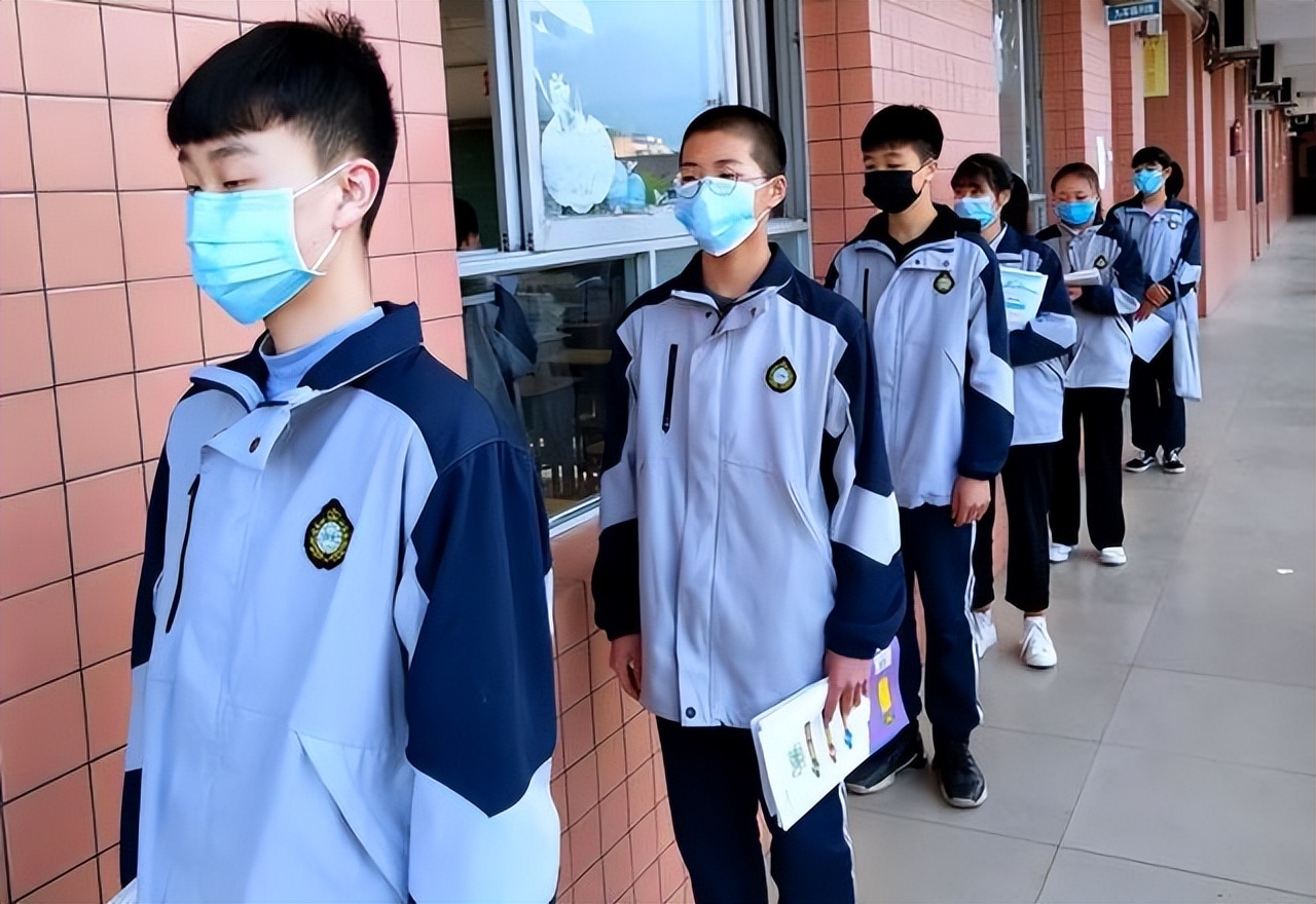 初中生放学不回家,去厕所讨论题目,老师上前观望后,眼眶湿润了